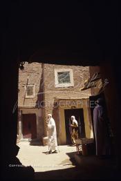 Image du Maroc Professionnelle de  Des berbères traversent une des rues à l'intérieur de l'ancienne Kasbah de Ouarzazate après avoir accompli la prière du Vendredi, le 22 Août 1997. (Photo / Abdeljalil Bounhar)